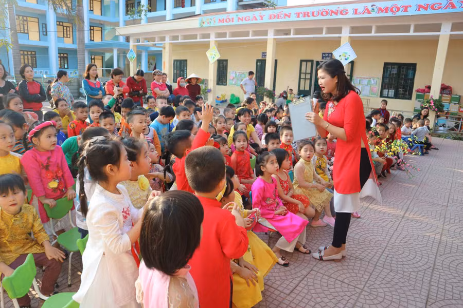 Sự phối hợp chặt chẽ giữa gia đình và nhà trường sẽ giúp trẻ ổn định tâm lý vào lớp học mới. Ảnh: Hữu Cường 