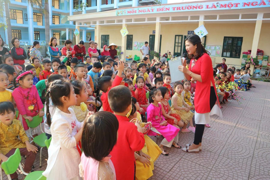 Sự phối hợp chặt chẽ giữa gia đình và nhà trường sẽ giúp trẻ ổn định tâm lý vào lớp học mới. Ảnh: Hữu Cường 