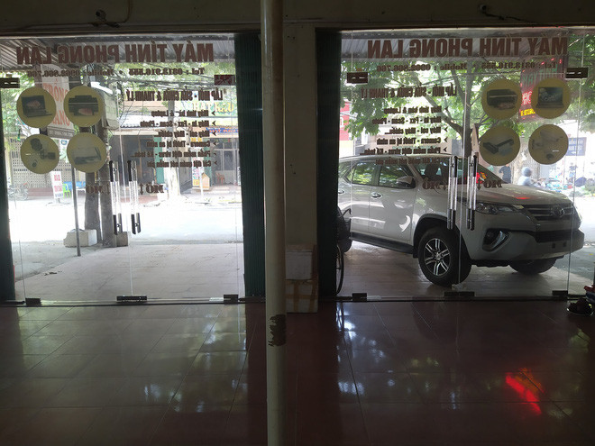 Vừa đăng ảnh phàn nàn ô tô đỗ chắn cửa, chủ nhà đã nhận thêm “món quà” bất ngờ ảnh 3