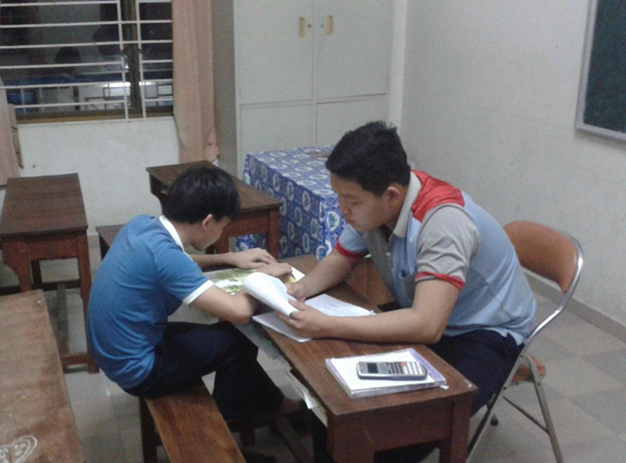 Thành viên đội CTXH Trường ĐH Bách khoa, ĐH Đà Nẵng hướng dẫn HS khiếm thị tự học tại Trung tâm Hỗ trợ phát triển giáo dục hòa nhập Đà Nẵng Thành viên đội CTXH Trường ĐH Bách khoa, ĐH Đà Nẵng hướng dẫn HS khiếm thị tự học tại Trung tâm Hỗ trợ phát triển giáo dục hòa nhập Đà Nẵng