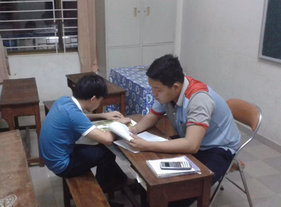 Thành viên đội CTXH Trường ĐH Bách khoa, ĐH Đà Nẵng hướng dẫn HS khiếm thị tự học tại Trung tâm Hỗ trợ phát triển giáo dục hòa nhập Đà Nẵng