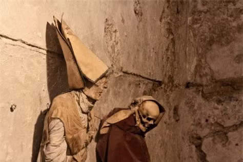 "Sởn gai ốc" bước vào hầm mộ chứa... 8.000 xác ướp ảnh 4