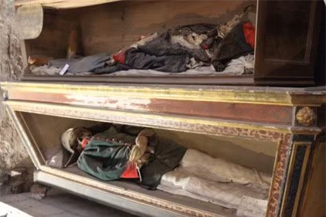 "Sởn gai ốc" bước vào hầm mộ chứa... 8.000 xác ướp ảnh 3