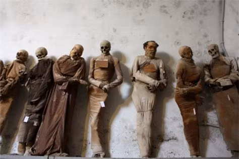 "Sởn gai ốc" bước vào hầm mộ chứa... 8.000 xác ướp ảnh 7