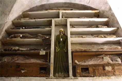 "Sởn gai ốc" bước vào hầm mộ chứa... 8.000 xác ướp ảnh 2