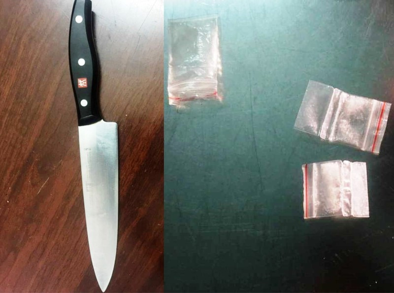 Dao nhọn và những gói bột trắng nghi là ma túy. Dao nhọn và những gói bột trắng nghi là ma túy.