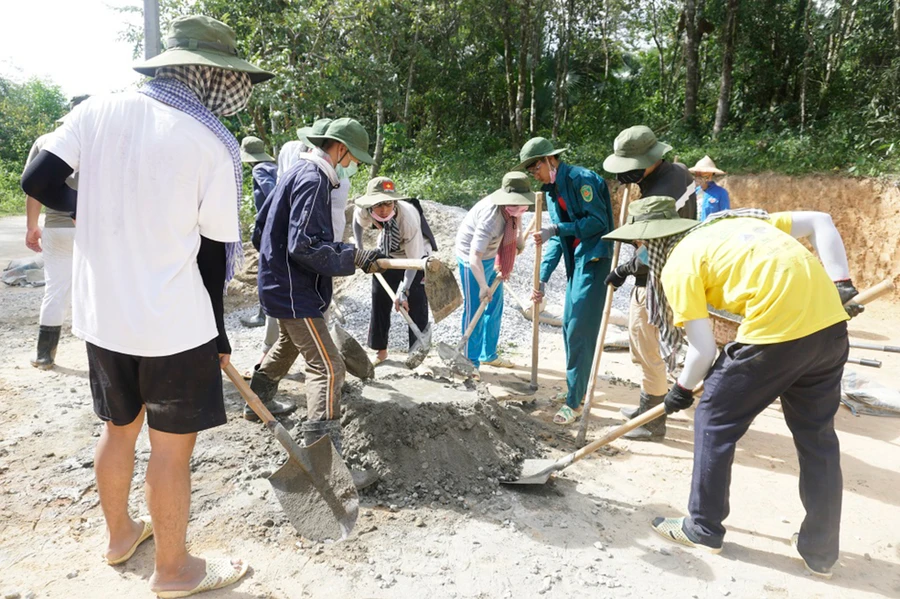 Đoàn SV Trường ĐH Kinh tế tham gia làm đường giao thông liên thôn trong chương trình Mùa hè Xanh tại huyện Nam Giang (Quảng Nam) 