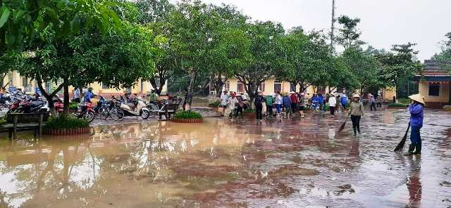 Sân trường khi nước lũ vào, điểm cao nhất là 50cm.