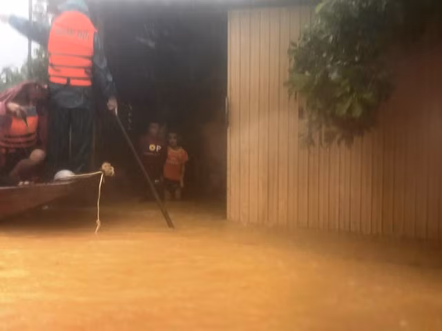 Những đứa trẻ lội nước bì bõm ngay trong nhà mình.