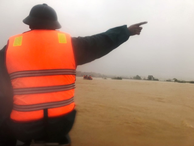 Để vào được xã Phương Mỹ chúng tôi phải đi mất hơn 5km đường sông.