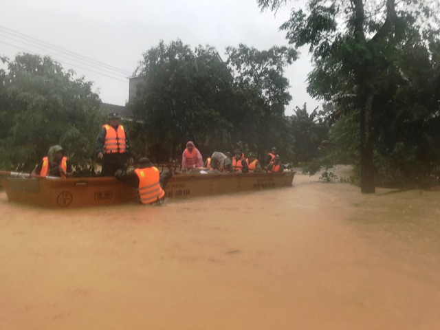 Chèo thuyền vào làng.