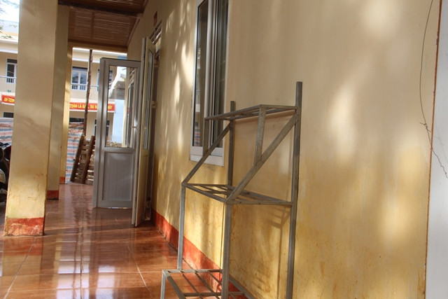 Đấu tích của nước lũ vẫn còn hằn nguyên trên thành tường