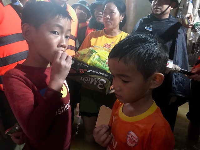 Những đứa trẻ vui mừng khi nhận quà cứu trợ.