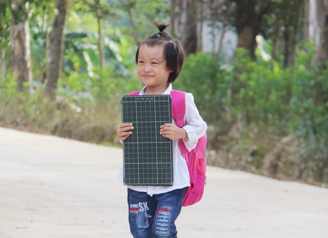 Các cháu vui mừng trong ngày tựu trường