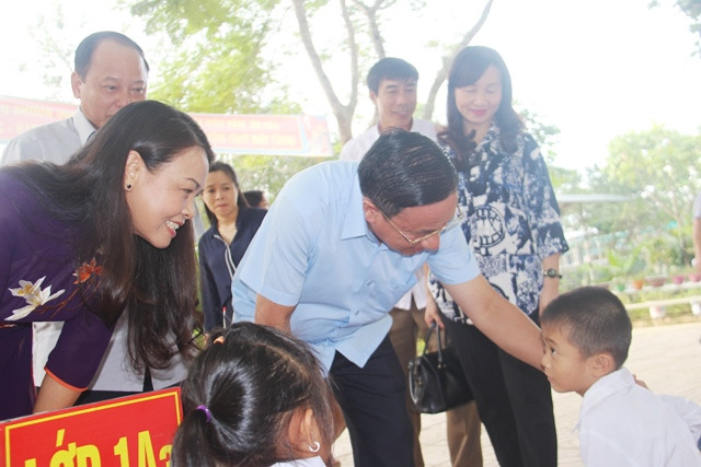 Lãnh đạo hỏi thăm các học sinh tại trường.