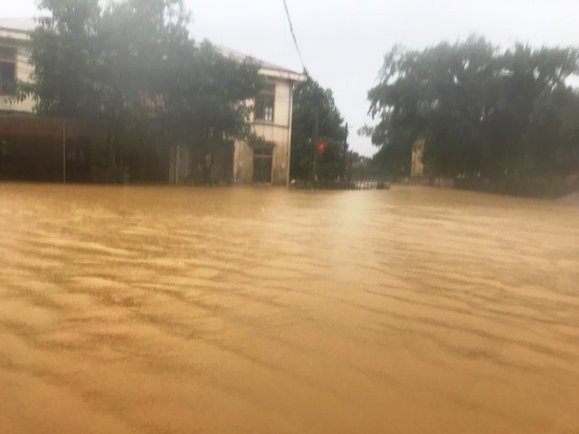 Ngã ba xã Phương Mỹ nước đã ngập trắng đường vào xã.