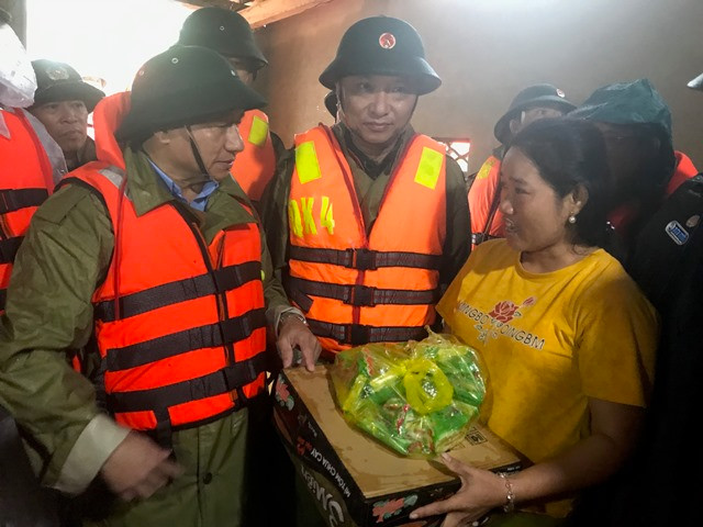 Bí thư Tỉnh ủy tặng quà cho hộ dân bị ngập nước.