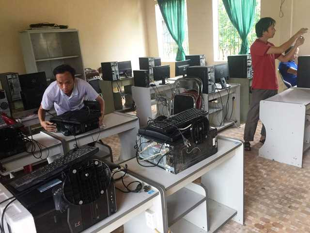 Lau dọn phòng máy tính