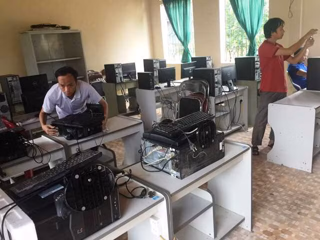 Lau dọn phòng máy tính