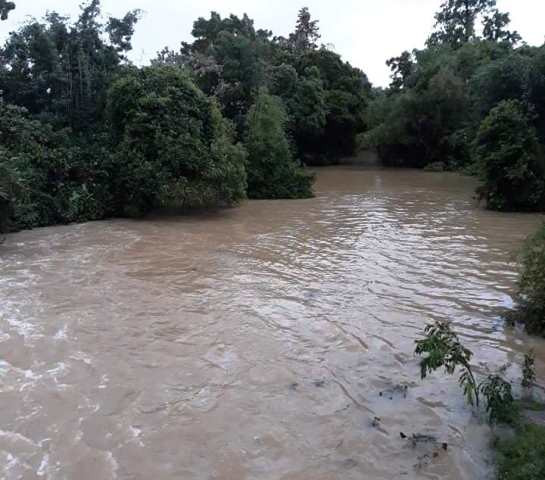 Nước lũ đổ về các xã thuộc huyện miền núi Hương Khê trong sáng nay. Nước lũ đổ về các xã thuộc huyện miền núi Hương Khê trong sáng nay.