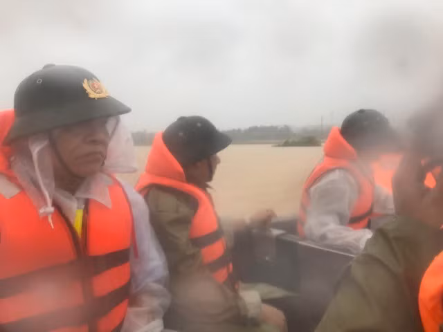 Đại tá Võ Trọng Hải, Giám đốc Công an tỉnh Hà Tĩnh trực tiếp đến cứu trợ bà con vùng lũ.