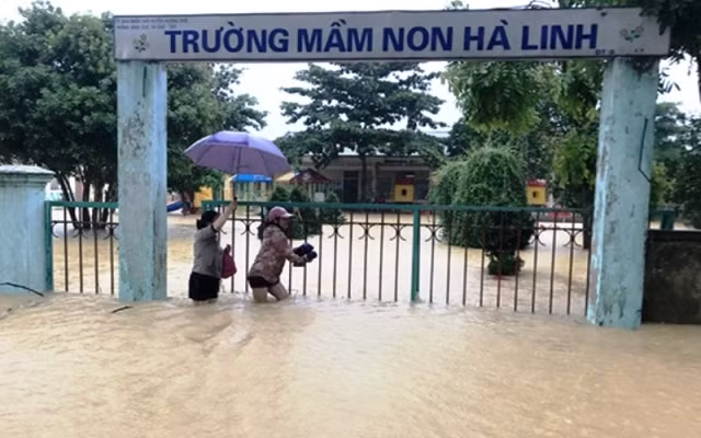 Trường mầm non Hà Linh chưa thể khai giảng vì vẫn ngập nước.