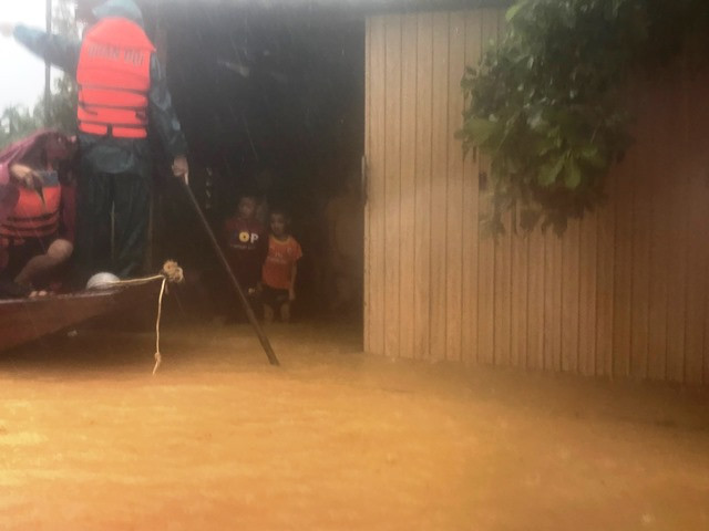 Những đứa trẻ lội nước bì bõm ngay trong nhà mình.