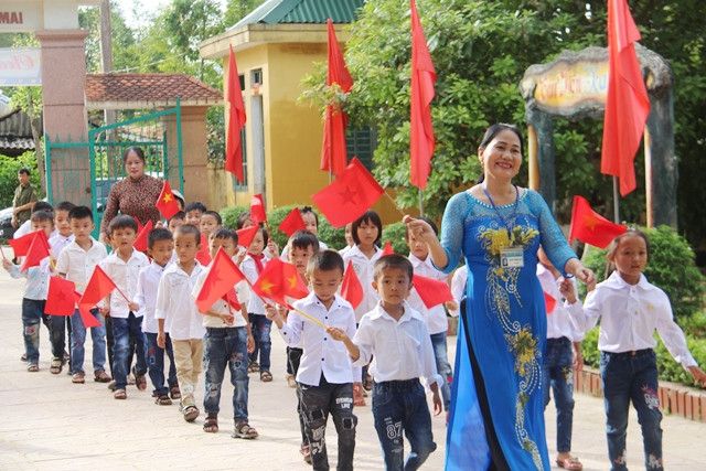 Không khí trang nghiêm ngày tựu trường tại Trường tiểu học Hương Đô.