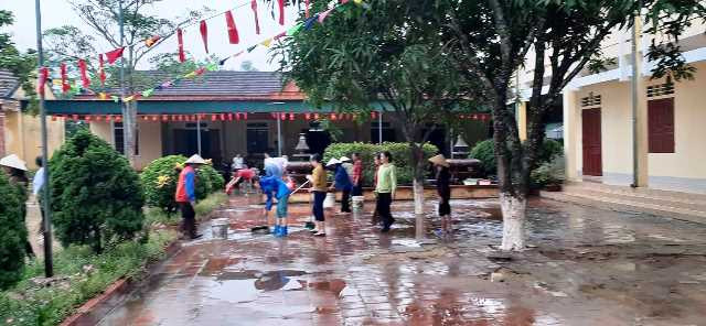 Tập trung dọn sạch ở sân trường.