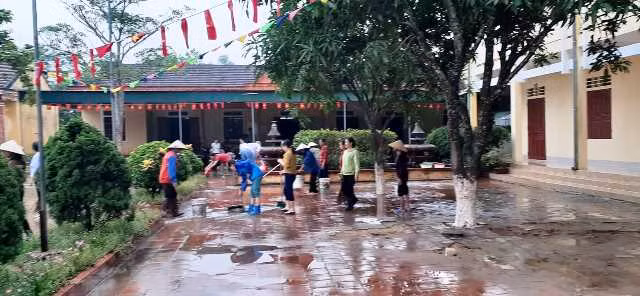 Tập trung dọn sạch ở sân trường.