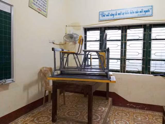 Trường tiểu học Liên Minh (Đức Thọ) đã thực hiện kê kích bàn ghế chống ngập nước.