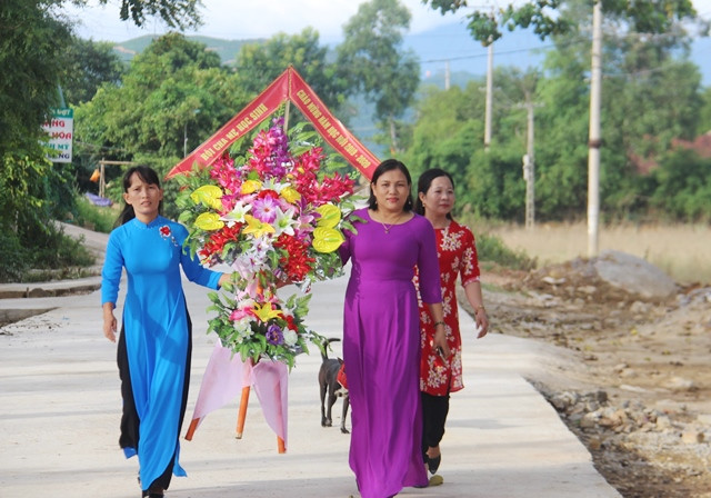 Lắng hoa trong ngày khai giảng
