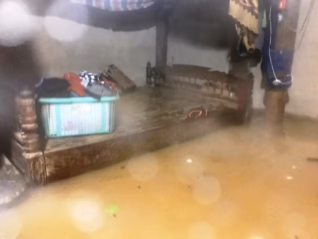 Đồ đạc phải di dời lên cao.