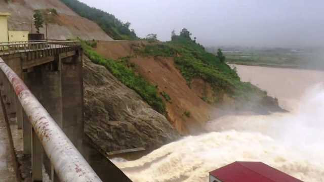 Thủy điện Hố Hô xả lũ sáng nay (3/9) Thủy điện Hố Hô xả lũ sáng nay (3/9)