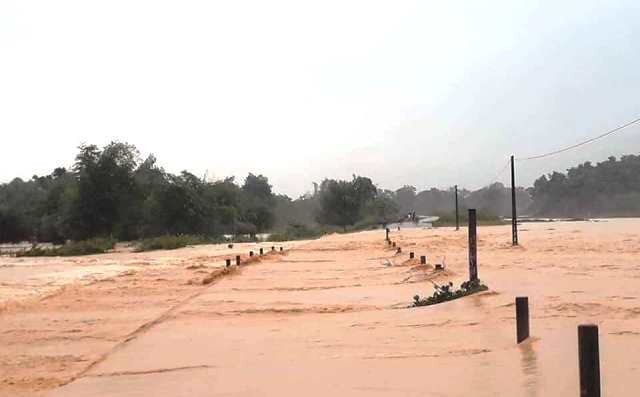 Nhiều nơi nước đã ngập, chia cắt các vùng liên xã. Nhiều nơi nước đã ngập, chia cắt các vùng liên xã.