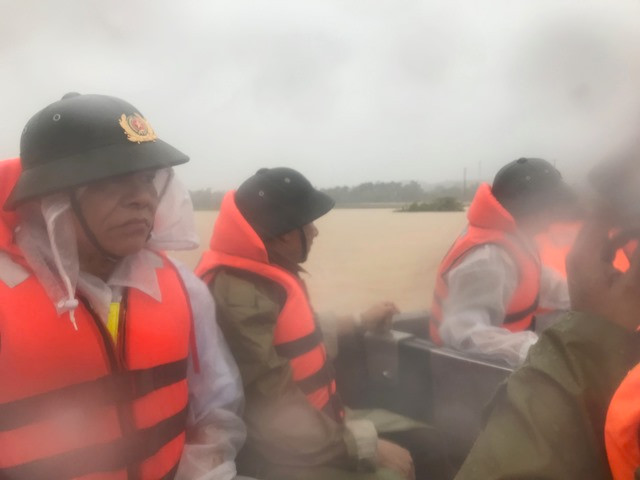 Đại tá Võ Trọng Hải, Giám đốc Công an tỉnh Hà Tĩnh trực tiếp đến cứu trợ bà con vùng lũ.