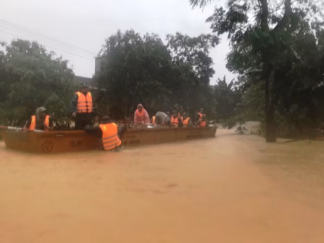 Chèo thuyền vào làng.
