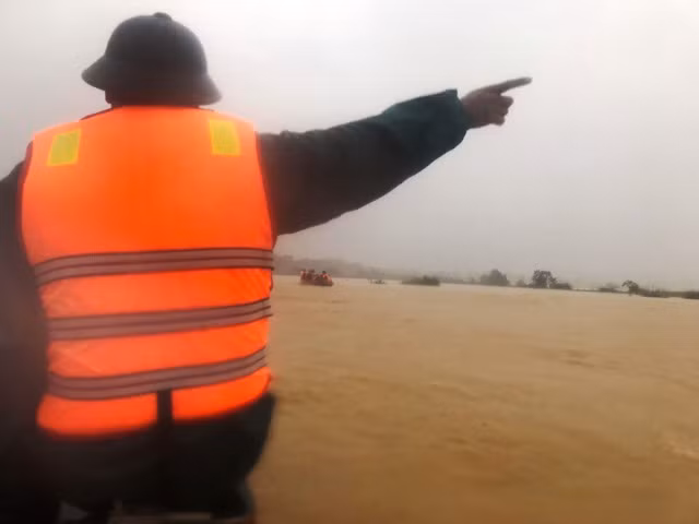 Để vào được xã Phương Mỹ chúng tôi phải đi mất hơn 5km đường sông.