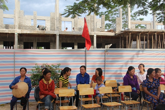 Phụ huynh có mặt sớm tại trường