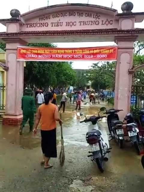 Trường tiểu học Trung Lộc là điểm trường đầu tiên bị ngập lụt tại huyện này.