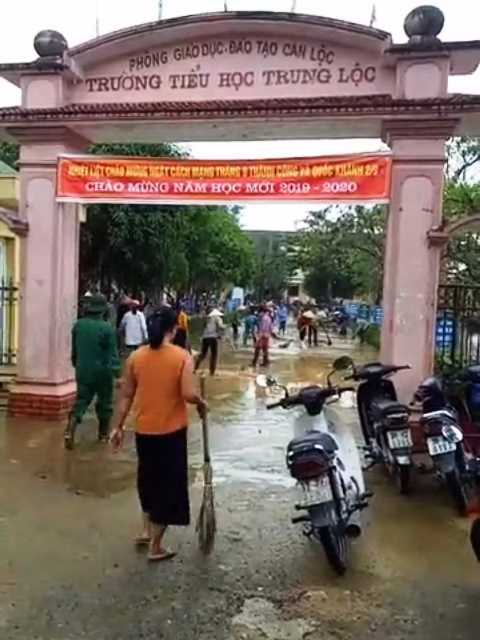 Trường tiểu học Trung Lộc là điểm trường đầu tiên bị ngập lụt tại huyện này.
