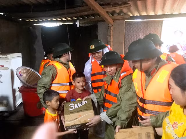 Lãnh đạo tỉnh Hà Tĩnh tặng quà cho bà con vùng lũ.