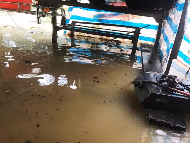 Nhà cửa bị ngập trong nước lũ.