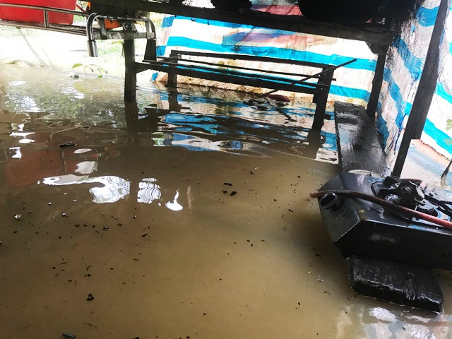 Nhà cửa bị ngập trong nước lũ.