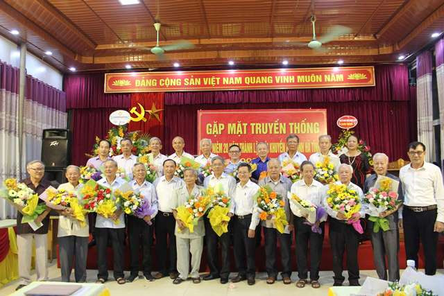 Lãnh đạo tỉnh tặng hoa cho những thành viên xuất sắc của Hội khuyến học tỉnh. Lãnh đạo tỉnh tặng hoa cho những thành viên xuất sắc của Hội khuyến học tỉnh.