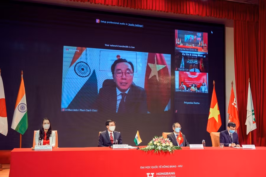 Đại sứ Việt Nam tại Ấn Độ, ông Phạm Sanh Châu trong buổi lễ ký kết hợp tác giữa HIU và công ty Ấn Độ