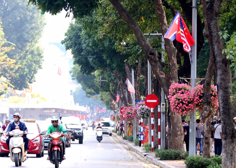 Cờ và hoa trang hoàng đường phố Thủ đô trong những ngày Hội nghị Thượng đỉnh Mỹ - Triều diễn ra