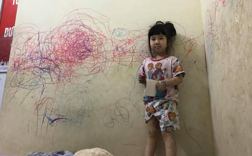 Cô chị với bức tường đầy nét vẽ.