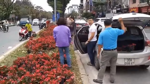 Hà Nội: Trích xuất camera, truy vụ người dân hôi... hoa trên phố Kim Mã - 1