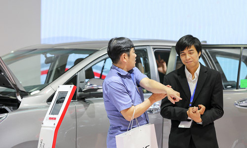 Khách hàng xem xe tại một sự kiện. Khách hàng xem xe tại một sự kiện.